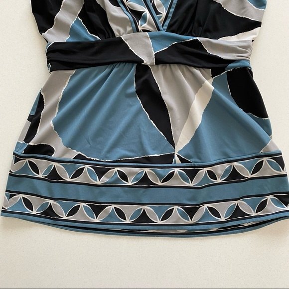 BCBGMaxazria Grey Blue Art Deco V-neck Fitted Blouse Size Small Stretch - Picture 7 of 10